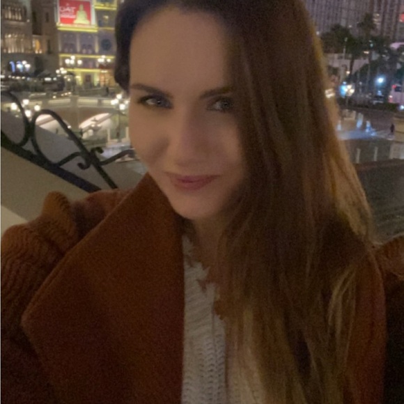 Meet your posher Demi - Picture 1 of 4